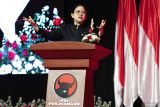Ketua DPP PDIP Bidang Politik yang juga Ketua DPR Puan Maharani menyampaikan pengarahan dalam pembukaan Bimbingan Teknis (Bimtek) bagi anggota DPR, DPRD Provinsi dan Kabupaten/Kota Fraksi PDI Perjuangan (PDIP) periode 2024-2029 di The Meru, Bali Beach Convention Center, Denpasar, Bali, Rabu (30/7/2025). Bimtek yang diikuti sekitar 3.200 peserta tersebut menjadi ajang pembekalan sekaligus konsolidasi internal terbesar PDI Perjuangan untuk memperkuat soliditas serta membangun kedekatan dengan wong cilik dan anak muda. ANTARA FOTO/Monang Sinaga/wsj.