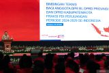 Direktur Jenderal Politik dan Pemerintahan Umum (Polpum) Kemendagri Bahtiar Baharuddin menyampaikan pengarahan dalam pembukaan Bimbingan Teknis (Bimtek) bagi anggota DPR, DPRD Provinsi dan Kabupaten/Kota Fraksi PDI Perjuangan (PDIP) periode 2024â2029 di The Meru, Bali Beach Convention Center, Denpasar, Bali, Rabu (30/7/2025). Bimtek yang diikuti sekitar 3.200 peserta tersebut menjadi ajang pembekalan sekaligus konsolidasi internal terbesar PDI Perjuangan untuk memperkuat soliditas serta membangun kedekatan dengan wong cilik dan anak muda. ANTARA FOTO/Monang Sinaga/wsj.