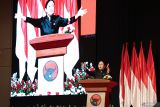 Ketua DPP PDIP Bidang Politik yang juga Ketua DPR Puan Maharani menyampaikan pengarahan dalam pembukaan Bimbingan Teknis (Bimtek) bagi anggota DPR, DPRD Provinsi dan Kabupaten/Kota Fraksi PDI Perjuangan (PDIP) periode 2024-2029 di The Meru, Bali Beach Convention Center, Denpasar, Bali, Rabu (30/7/2025). Bimtek yang diikuti sekitar 3.200 peserta tersebut menjadi ajang pembekalan sekaligus konsolidasi internal terbesar PDI Perjuangan untuk memperkuat soliditas serta membangun kedekatan dengan wong cilik dan anak muda. ANTARA FOTO/Monang Sinaga/wsj.