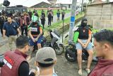 Warga negara Australia yang menjadi tersangka kasus pembunuhan berencana terhadap Zivan Radmanovic dan korban luka Sanar Ghanim, Tupou Pasa Midolmore (kedua kiri) dan Coskun Mevlut (kedua kanan) menjalani proses rekonstruksi di kawasan Desa Munggu, Badung,Â Bali, Rabu (30/7/2025). Polisi melakukan rekonstruksi dengan 11 adegan di sejumlah lokasi sebagai bagian dari proses penyidikan pada kasus penembakan terhadap dua orang warga negara Australia oleh para tersangka pada 14 Juni lalu. ANTARA FOTO/Fikri Yusuf/wsj.