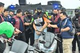 Warga negara Australia tersangka kasus pembunuhan berencana terhadap Zivan Radmanovic dan Sanar Ghanim, Coskun Mevlut (tengah) menjalani proses rekonstruksi di kawasan Desa Munggu, Kabupaten Badung, Bali, Rabu (30/7/2025). Polisi melakukan rekonstruksi dengan 11 adegan di sejumlah lokasi sebagai bagian dari proses penyidikan pada kasus penembakan terhadap dua orang warga negara Australia oleh para tersangka pada 14 Juni lalu. ANTARA FOTO/Fikri Yusuf/wsj.