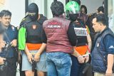 Warga negara Australia tersangka kasus pembunuhan berencana terhadap Zivan Radmanovic dan korban luka Sanar Ghanim, Tupou Pasa Midolmore (kedua kanan) dan Coskun Mevlut (kedua kiri) menjalani proses rekonstruksi di kawasan Desa Munggu, Badung,Â Bali, Rabu (30/7/2025). Polisi melakukan rekonstruksi dengan 11 adegan di sejumlah lokasi sebagai bagian dari proses penyidikan pada kasus penembakan terhadap dua orang warga negara Australia oleh para tersangka pada 14 Juni lalu. ANTARA FOTO/Fikri Yusuf/wsj.