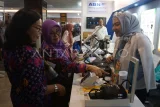 Pengunjung mengamati alat kesehatan yang dipamerkan saat Pameran Akselerasi Puskesmas Indonesia (Apkesmi) 2025 di Balikpapan, Kalimantan Timur, Kamis (24/7/2025). Pameran tersebut memamerkan beragam produk untuk meningkatkan pelayanan, fasilitas puskesmas dan kesehatan. Antara Kaltim/Aditya Nugroho/agr/mrh