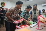 Petugas menyiapkan barang bukti beras kemasan berlabel premium saat pengungkapan kasus beras tidak sesuai standard mutu pada klaim kemasan di Mapolda Kaltim, Balikpapan, Kalimantan Timur, Jumat (25/7/2025). Polda Kaltim mengungkap kasus distribusi beras premium yang tidak memenuhi standard mutu dengan temuan 300 kemasan beras merek Rambutan dan 500 kemasan merek Mawar Sejati, dengan berat masing-masing kemasan 5 kilogram. Antara Kaltim/Aditya Nugroho/tom/mrh