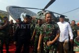 Panglima TNI Jenderal TNI Agus Subiyanto (tengah) didampingi Kepala Staf Angkatan Udara Marsekal TNI Mohamad Tonny HarjonoÂ (kanan) dan Bupati Bogor Rudy Susmanto (kedua kanan) berjalan usai meresmikan Tugu Helikopter di Simpang Sentul, Kabupaten Bogor, Jawa Barat, Jumat (25/7/2025). Peresmian Tugu Helikopter itu menjadi simbol penghormatan atas pengabdian alat utama sistem senjata (alutsista) TNI Angkatan Udara, dan Helikopter Puma SA 330 sendiri merupakan alutsista legendaris yang telah digunakan oleh TNI AU sejak era 1970-an yang berkontribusi dalam berbagai misi strategis nasional. ANTARA FOTO/Yulius Satria Wijaya/foc. 
