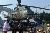 Panglima TNI Jenderal TNI Agus Subiyanto (tengah) didampingi Kepala Staf Angkatan Udara Marsekal TNI Mohamad Tonny HarjonoÂ (kanan) berbincang dengan Bupati Bogor Rudy Susmanto (kiri) saat meresmikan Tugu Helikopter di Simpang Sentul, Kabupaten Bogor, Jawa Barat, Jumat (25/7/2025). Peresmian Tugu Helikopter itu menjadi simbol penghormatan atas pengabdian alat utama sistem senjata (alutsista) TNI Angkatan Udara, dan Helikopter Puma SA 330 sendiri merupakan alutsista legendaris yang telah digunakan oleh TNI AU sejak era 1970-an yang berkontribusi dalam berbagai misi strategis nasional. ANTARA FOTO/Yulius Satria Wijaya/foc. 