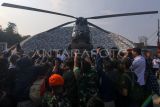 Panglima TNI Jenderal TNI Agus Subiyanto (tengah) didampingi Bupati Bogor Rudy Susmanto (kiri) saat meresmikan Tugu Helikopter di Simpang Sentul, Kabupaten Bogor, Jawa Barat, Jumat (25/7/2025). Peresmian Tugu Helikopter itu menjadi simbol penghormatan atas pengabdian alat utama sistem senjata (alutsista) TNI Angkatan Udara, dan Helikopter Puma SA 330 sendiri merupakan alutsista legendaris yang telah digunakan oleh TNI AU sejak era 1970-an yang berkontribusi dalam berbagai misi strategis nasional. ANTARA FOTO/Yulius Satria Wijaya/foc. 