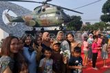 Warga berfoto didepan Tugu Helikopter saat peresmian di Simpang Sentul, Kabupaten Bogor, Jawa Barat, Jumat (25/7/2025). Peresmian Tugu Helikopter itu menjadi simbol penghormatan atas pengabdian alat utama sistem senjata (alutsista) TNI Angkatan Udara, dan Helikopter Puma SA 330 sendiri merupakan alutsista legendaris yang telah digunakan oleh TNI AU sejak era 1970-an yang berkontribusi dalam berbagai misi strategis nasional. ANTARA FOTO/Yulius Satria Wijaya/foc. 