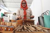 Pelaku Usaha Mikro Kecil Menengah (UMKM) menata produknya yang dipajang dalam Batu Bisnis Festival dan Jambore Desa Wisata di depan Balai Kota Amongtani, Batu, Jawa Timur, Kamis (31/7/2025). Festival tersebut diadakan selama empat hari dengan menampilkan berbagai kegiatan antara lain pameran produk,i lokakarya, seminar, dan diskusi sebagai upaya kolaboratif lintas sektor dalam mendukung penguatan UMKM dan pengembangan desa wisata. ANTARA Jatim/Ari Bowo Sucipto/mas.