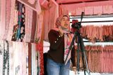 Pelaku Usaha Mikro Kecil Menengah (UMKM) melakukan penjualan secara langsung atau live streaming dalam Batu Bisnis Festival dan Jambore Desa Wisata di depan Balai Kota Amongtani, Batu, Jawa Timur, Kamis (31/7/2025). Festival tersebut diadakan selama empat hari dengan menampilkan berbagai kegiatan antara lain pameran produk,i lokakarya, seminar, dan diskusi sebagai upaya kolaboratif lintas sektor dalam mendukung penguatan UMKM dan pengembangan desa wisata. ANTARA Jatim/Ari Bowo Sucipto/mas.