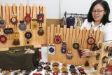 Pelaku Usaha Mikro Kecil Menengah (UMKM) menata produknya yang dipajang dalam Batu Bisnis Festival dan Jambore Desa Wisata di depan Balai Kota Amongtani, Batu, Jawa Timur, Kamis (31/7/2025). Festival tersebut diadakan selama empat hari dengan menampilkan berbagai kegiatan antara lain pameran produk,i lokakarya, seminar, dan diskusi sebagai upaya kolaboratif lintas sektor dalam mendukung penguatan UMKM dan pengembangan desa wisata. ANTARA Jatim/Ari Bowo Sucipto/mas.