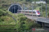 Kereta cepat Whoosh melintas di Ngamprah, Kabupaten Bandung Barat, Jawa Barat, Kamis (31/7/2025). Menteri Koordinator Bidang Infrastruktur dan Pembangunan Kewilayahan Republik Indonesia Agus Harimurti Yudhoyono menyatakan saat ini pemerintah tengah mempercepat kajian terkait usulan perluasan (jalur) Kereta Cepat Jakarta-Bandung (KCJB) atau Whoosh ke Surabaya guna mempercepat mobilitas yang terintegrasi dan efisien di seluruh Pulau Jawa. ANTARA FOTO/Abdan Syakura/agr