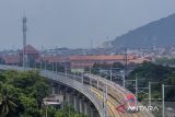 Kereta cepat Whoosh melintas di Kota Cimahi, Jawa Barat, Kamis (31/7/2025). Menteri Koordinator Bidang Infrastruktur dan Pembangunan Kewilayahan Republik Indonesia Agus Harimurti Yudhoyono menyatakan saat ini pemerintah tengah mempercepat kajian terkait usulan perluasan (jalur) Kereta Cepat Jakarta-Bandung (KCJB) atau Whoosh ke Surabaya guna mempercepat mobilitas yang terintegrasi dan efisien di seluruh Pulau Jawa. ANTARA FOTO/Abdan Syakura/agr