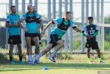 Pesepak bola asal Montenegro Mihailo Perovic (kedua kanan) mengikuti latihan bersama Persebaya Surabaya di Lapangan C Stadion Gelora Bung Tomo, Jawa Timur, Kamis (31/7/2025). Tim Bajul Ijo merekrut dua pemain asing baru yakni Risto Mitrevski berposisi bek dan Mihailo Perovic berposisi penyerang untuk mengikuti kompetisi sepak bola Super League 2025/2026. ANTARA Jatim/Rizal Hanafi/mas.
