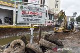 Pekerja menggunakan alat berat membongkar bangunan liar di sempadan Sungai Cimulu, Kota Tasikmalaya, Jawa Barat, Kamis (31/7/2025). Pemerintah Provinsi Jawa Barat telah memetakan 70 lokasi bangunan liar yang berada di sempadan saluran irigasi Sungai Cimulu, diantaranya 10 bangunan dibongkar dan ditertibkan dalam rangka mendukung pelaksanaan normalisasi sungai dan mengembalikan fungsi irigasi dalam mencegah risiko banjir serta menjaga hak publik. ANTARA FOTO/Adeng Bustomi/agr
