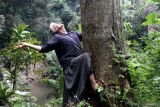 Seniman asal Australia Adam Forbes melakukan performance art dalam rangkaian Bantengan Nuswantoro Trance Festival #17 di mata air Sumber Cinde, Batu, Jawa Timur, Kamis (31/7/2025).  Festival internasional tersebut diadakan selama lima hari hingga Minggu (3/8) dengan menampilkan berbagai pertunjukan seni tradisi maupun kolaborasi dengan seniman mancanegara untuk mempromosikan wisata budaya serta memperkenalkan kekayaan tradisi lokal kepada dunia internasional. ANTARA Jatim/Ari Bowo Sucipto/mas.
