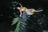 Seniman asal Jepang Kiki Ando melakukan performance art dalam rangkaian Bantengan Nuswantoro Trance Festival #17 di mata air Sumber Cinde, Batu, Jawa Timur, Kamis (31/7/2025). Festival internasional tersebut diadakan selama lima hari hingga Minggu (3/8) dengan menampilkan berbagai pertunjukan seni tradisi maupun kolaborasi dengan seniman mancanegara untuk mempromosikan wisata budaya serta memperkenalkan kekayaan tradisi lokal kepada dunia internasional. ANTARA Jatim/Ari Bowo Sucipto/mas.