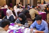 Sejumlah peserta mengikuti Uji Kompetensi Wartawan (UKW) di Surabaya, Jawa Timur, Rabu (30/7/2025). Perum LKBN ANTARA melalui Lembaga Pendidikan Antara (LPA) menggelar UKW yang diikuti 30 wartawan dengan mengusung tema Tantangan dan Peluang Jurnalisme di Era Digital.  ANTARA Jatim/Rizal Hanafi/mas.