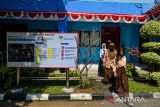 Siswi berjalan menuju kelas saat waktu istirahat di Sekolah Rakyat Menengah Atas (SRMA) 11, Bandung, Jawa Barat, Kamis (31/7/2025). Presiden Prabowo Subianto menargetkan program Sekolah Rakyat pada Tahun 2025-2026 dapat menampung 15.000 siswa di 190 Sekolah Rakyat di seluruh Indonesia. ANTARA FOTO/Raisan Al Farisi/agr