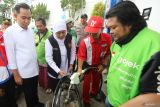 Gubernur Jawa Timur Khofifah Indar Parawansa (ketiga kiri) didampingi Bupati Jember Muhammad Fawait (kiri) mellihat pengisian Bahan Bakar Minyak (BBM) jenis pertalite pada salah satu motor pengemudi ojol saat meninjau SPBU Mangli, Jember, Jawa Timur, Kamis (31/7/2025). Peninjauan tersebut guna memastikan pasokan dan stok BBM di Kabupaten Jember normal dan tercukupi usai mengalami kelangkaan akibat penutupan jalur Gumitir, Banyuwangi pada Kamis (24/7/2025). ANTARA Jatim/Moch Asim.