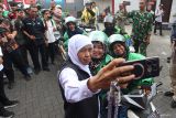 Gubernur Jawa Timur Khofifah Indar Parawansa (kiri) berswafoto dengan pengemudi ojol saat meninjau SPBU Kaliwates, Gajahmada, Jember, Jawa Timur, Kamis (31/7/2025). Peninjauan tersebut guna memastikan pasokan dan stok BBM di Kabupaten Jember normal dan tercukupi usai mengalami kelangkaan akibat penutupan jalur Gumitir, Banyuwangi pada Kamis (24/7/2025). ANTARA Jatim/Moch Asim.