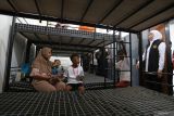 Gubernur Jawa Timur Khofifah Indar Parawansa (kanan) berbincang dengan orang tua siswa saat meninjau fasilitas kamar tidur Sekolah Rakyat Terintegrasi 6 di Jember, Jawa Timur, Kamis (31/7/2025). Total siswa yang mengikuti SR di Jember sebanyak 78 anak yang terdiri dari jenjang SD dan SMP. ANTARA Jatim/Moch Asim.
