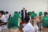Gubernur Jawa Timur Khofifah Indar Parawansa (tengah) berbincang dengan salah satu siswa jenjang SMP saat meninjau Sekolah Rakyat Terintegrasi 6 di Jember, Jawa Timur, Kamis (31/7/2025). Total siswa yang mengikuti SR di Jember sebanyak 78 anak yang terdiri dari jenjang SD dan SMP. ANTARA Jatim/Moch Asim.