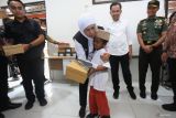 Gubernur Jawa Timur Khofifah Indar Parawansa (kedua kiri) memeluk salah satu siswa jenjang SD saat meninjau Sekolah Rakyat Terintegrasi 6 di Jember, Jawa Timur, Kamis (31/7/2025). Total siswa yang mengikuti SR di Jember sebanyak 78 anak yang terdiri dari jenjang SD dan SMP. ANTARA Jatim/Moch Asim.