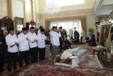 Sejumlah kerabat melakukan shalat jenazah di kediaman mantan Menteri Agama Suryadharma Ali, kawasan Cipinang Cepedak, Jakarta, Kamis (31/7/2025). Suryadharma Ali wafat mengembuskan napas terakhirnya di Rumah Sakit Mayapada Kuningan, Jakarta Selatan, pada pukul 04.25 WIB. ANTARA FOTO/Reno Esnir/bar