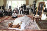 Sejumlah kerabat melayat ke kediaman mantan Menteri Agama Suryadharma Ali di kawasan Cipinang Cepedak, Jakarta, Kamis (31/7/2025). Suryadharma Ali wafat mengembuskan napas terakhirnya di Rumah Sakit Mayapada Kuningan, Jakarta Selatan, pada pukul 04.25 WIB. ANTARA FOTO/Reno Esnir/bar