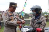 Polres Lingga bagikan ratusan bendera sambut HUT RI