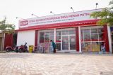 Koperasi Desa Merah Putih di Gresik. Pekerja membersihkan halaman Gerai Sembako Koperasi Desa Merah Putih (KDMP) di Desa Dapet, Balongpanggang, Gresik, Jawa Timur, Jumat (18/7/2025). KDMP tersebut merupakan hasil kerja sama antara pemerintah desa setempat dengan Ponpes Sunan Drajat untuk menyediakan kebutuhan pokok dengan harga terjangkau dan berkualitas bagi masyarakat sekitar. Antara Jatim/Rizal Hanafi/um