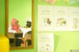 Aktivitas sekolah kekurangan murid di Trenggalek. Guru memberikan pengajaran baca-tulis ke satu-satunya murid kelas 1 di SDN 1 Kendalrejo, Trenggalek, Jawa Timur, Senin (14/7/2025). Kendati hanya mendapatkan satu murid baru dalam penjaringan SPMB 2025, sekolah yang ada di pinggiran Kabupaten Trenggalek ini tetap memberikan pengajaran melalui program masa pengenalan lingkungan sekolah (MPLS) di hari pertama masuk sekolah. Antara Jatim/Destyan Sujarwoko/um