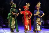 Pagelaran sendratari topeng malangan Panji In Love. Seniman membawakan salah satu adegan dalam pagelaran Sendratari Topeng Malangan berjudul Panji In Love di Taman Krida Budaya, Malang, Jawa Timur, Minggu (27/7/2025). Pagelaran yang diangkat dari cerita babad Panji abad ke-14 ini mengisahkan kisah cinta Panji Asmorobangun dan Dewi Sekartaji, serta digelar Pemerintah Provinsi Jawa Timur sebagai upaya pelestarian seni tradisi sekaligus mengenalkan kembali warisan budaya Panji kepada generasi muda. Antara Jatim/Ari Bowo Sucipto/um