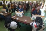 Penyaluran bantuan pangan di Kediri. Warga antre mengambil beras bantuan pangan di Kelurahan Banjaran Kota Kediri, Jawa Timur, Senin (21/7/2025). Perum Bulog cabang Kediri menyalurkan beras bantuan pangan alokasi Juni dan Juli 2025 di tiga daerah yakni Kota Kediri sebanyak 26.830 penerima bantuan, Kabupaten Kediri 120.876 penerima bantuan, dan Kabupaten Nganjuk 115.847 penerima bantuan dengan masing-masing penerima bantuan menerima 20 kilogram beras. Antara Jatim/Prasetia Fauzani/um