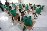 Sekolah Rakyat Terintegrasi di Jember. Sejumlah siswa jenjang SMP mengikuti kegiatan belajar di ruang kelas Sekolah Rakyat Terintegrasi 6 di Jember, Jawa Timur, Kamis (31/7/2025). Total siswa yang mengikuti SR di Jember sebanyak 78 anak yang terdiri dari jenjang SD dan SMP. Antara Jatim/Moch Asim/um