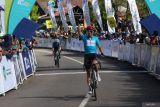 Pembalap VC Fukuoka Benjami Prades Reverte berselebrasi usai menjadi yang tercepat pada gelaran balap sepeda internasional Tour de Banyuwangi Ijen (TdBI) 2025 etape empat di Banyuwangi, Jawa Timur, Kamis (31/7/2025). Pada etape terahir sejauh 155 kilometer yang dimulai dari RTH Geteng dan finis di Paltuding, Gunung Ijen tersebut melintasi kombinasi lintasan datar dan tanjakan hors category (HC) ketinggian 1.291 mdpl dengan gradien 23 persen. Antara Jatim/Budi Candra Setya/um