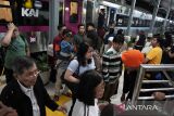 Penumpang keluar dari gerbong kereta api Tegal Bahari tujuan Jakarta saat terjadi gangguan di Stasiun Prujakan Cirebon, Jawa Barat, Jumat (1/8/2025). Gangguan perjalanan tersebut akibat anjloknya KA Argo Bromo Anggrek rute Surabaya Pasar Turi - Gambir di Pegaden Baru, Subang Jawa Barat yang juga berdampak pada sejumlah kereta yang melaju di jalur timur menuju barat. ANTARA FOTO/Arif Ariadi/wpa/agr