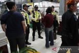 Petugas memberikan penjelasan kepada penumpang kereta api Tegal Bahari tujuan Jakarta saat terjadi gangguan di Stasiun Prujakan Cirebon, Jawa Barat, Jumat (1/8/2025). Gangguan perjalanan tersebut akibat anjloknya KA Argo Bromo Anggrek rute Surabaya Pasar Turi - Gambir di Pegaden Baru, Subang Jawa Barat yang juga berdampak pada sejumlah kereta yang melaju di jalur timur menuju barat. ANTARA FOTO/Arif Ariadi/wpa/agr