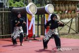 Warga mementaskan bela diri pencak silat saat Festival Waduk Karian di Lebak, Banten, Kamis (31/7/2025). Festival yang di gelar oleh masyarakat setempat dengan menampilkan pentas seni dan budaya dan bazar UMKM tersebut sebagai wujud rasa syukur atas beroperasinya Waduk Karian. ANTARA FOTO/Muhammad Bagus Khoirunas/gp