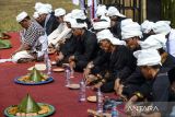 Warga mengikuti ritual Ngembang atau doa bersama saat Festival Waduk Karian di Lebak, Banten, Kamis (31/7/2025). Festival yang di gelar oleh masyarakat setempat dengan menampilkan pentas seni dan budaya dan bazar UMKM tersebut sebagai wujud rasa syukur atas beroperasinya Waduk Karian. ANTARA FOTO/Muhammad Bagus Khoirunas/gp