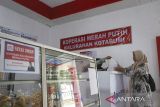 Pramuniaga melayani pembeli di Koperasi Kelurahan Merah Putih (KKMP) Kotabumi, Kecamatan Purwakarta, Kota Cilegon, Banten, Kamis (31/7/2025). Pemerintah menerbitkan peraturan baru tentang tata cara pinjaman untuk mendanai Koperasi Desa/Kelurahan Merah Putih sebagaimana tertuang dalam Peraturan Menteri Keuangan (PMK) Nomor 49 Tahun 2025 tentang Tata Cara Pinjaman dalam Rangka Pendanaan Koperasi Desa/Kelurahan Merah Putih, di mana melalui peraturan itu Koperasi Merah Putih bisa mengakses pinjaman hingga Rp3 miliar dari bank himbara dengan bunga tetap sebesar enam persen per tahun, tenor enam tahun, dan masa tenggang enam hingga delapan bulan. ANTARA FOTO/Angga Budhiyanto/gp