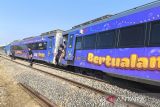 Petugas kereta api Argo Bromo Anggrek relasi Surabaya Pasar Turi-Gambir memeriksa kondisi gerbong yang mengalami anjlok di petak emplasemen Stasiun Pegaden Baru (PGB) wilayah Daop 3 Cirebon, Kabupaten Subang, Jawa Barat, Jumat (1/8/2025). ANTARA FOTO/Yovi And/ADB/agr