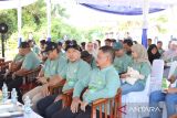 Kepala Biro Perum LKBN Antara Bangka Belitung Joko Susilo (Tengah) bersama Forkopimda Babel saat menghadiri kegiatan penanaman 10.000 bibit mangrove di Pantai Penyak Kabupaten Bangka Tengah pada Jumat (1/8/2025). Penanaman 10.000 mangrove tersebut adalah bagian dari transformasi PLN menuju energi yang lebih hijau. Acara yang bertema 