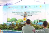 General Manager PT PLN (Persero) UIW Bangka Belitung  Dini Sulistyawati saat memberikan sambutan dalam acara penanaman 10.000 bibit mangrove di Pantai Penyak Kabupaten Bangka Tengah pada Jumat (1/8/2025). Penanaman 10.000 mangrove tersebut adalah bagian dari transformasi PLN menuju energi yang lebih hijau. Acara yang bertema 