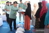 Wakil Bupati Bangka Tengah Efrianda, saat memberikan bantuan sembako dalam acara penanaman 10.000 bibit mangrove di Pantai Penyak Kabupaten Bangka Tengah pada Jumat (1/8/2025). Penanaman 10.000 mangrove tersebut adalah bagian dari transformasi PLN menuju energi yang lebih hijau. Acara yang bertema 