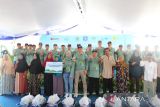 Foto bersama dengan penerima bantuan sembako dalam acara penanaman 10.000 bibit mangrove di Pantai Penyak Kabupaten Bangka Tengah pada Jumat (1/8/2025). Penanaman 10.000 mangrove tersebut adalah bagian dari transformasi PLN menuju energi yang lebih hijau. Acara yang bertema 