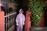 Warga berkostum hantu untuk menakuti pengunjung yang datang di wisata Desa Hantu, Cicadas, Bandung, Jawa Barat, Jumat (1/8/2025). Warga kawasan tersebut merubah gang permukiman padat sepanjang 60 meter menjadi konsep desa hantu dengan berbagai jenis mitos hantu di Indonesia agar dikembangkan sebagai lokasi wisata ikonik bagi masyarakat Kota Bandung. ANTARA FOTO/Novrian Arbi/agr