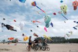 Wisatawan mancanegara mengunjungi festival layangan internasional di Pantai Mertasari Sanur, Denpasar, Bali, Kamis (31/7/2025). Festival yang digelar pada 31 Juli hingga 3 Agustus 2025 tersebut menampilkan sebanyak 500 layang-layang internasional dengan diikuti 95 peserta dari 25 negara. ANTARA FOTO/Nyoman Hendra Wibowo/wsj.