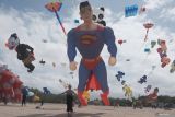  Wisatawan berdiri di dekat layang-layang berkarakter superhero Superman saat pembukaan festival layangan internasional di Pantai Mertasari Sanur, Denpasar, Bali, Kamis (31/7/2025). Festival yang digelar pada 31 Juli hingga 3 Agustus 2025 tersebut menampilkan sebanyak 500 layang-layang internasional dengan diikuti 95 peserta dari 25 negara. ANTARA FOTO/Nyoman Hendra Wibowo/wsj.